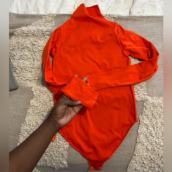 SKIMS essential bodysuit nwot - Picture 3 of 3